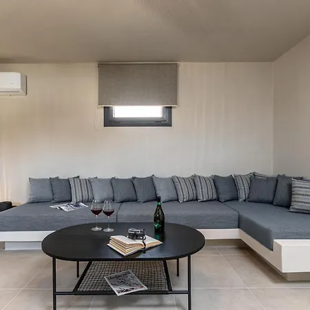 Golden With Private Pool Βίβλος